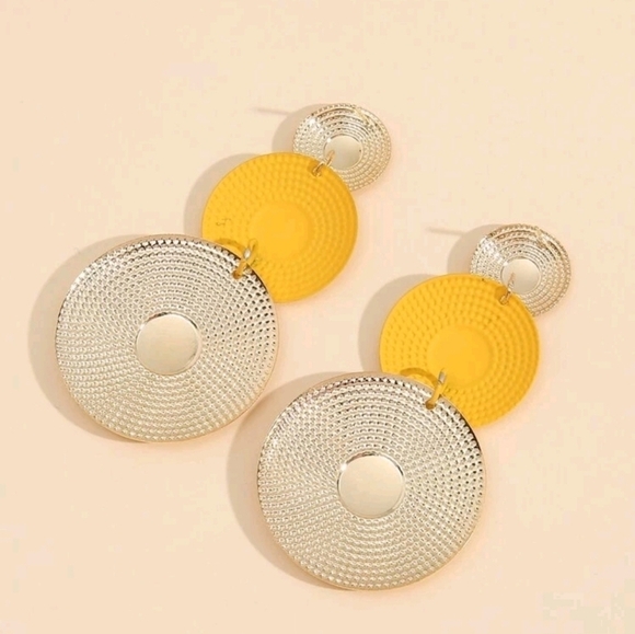 Yellow Gold Textured Geometric‎ round Drop Earrings for women - Picture 2 of 3